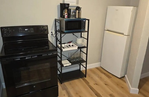 Fayette Condominio | Carriage House by CMU - Upper Condo - Kitchen, King Bed, 65" TV Fast WiFi & AC