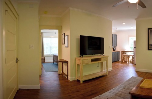 Newnan Apartamento | Carriage house retreat - a cozy place to unwind and breathe the country air!
