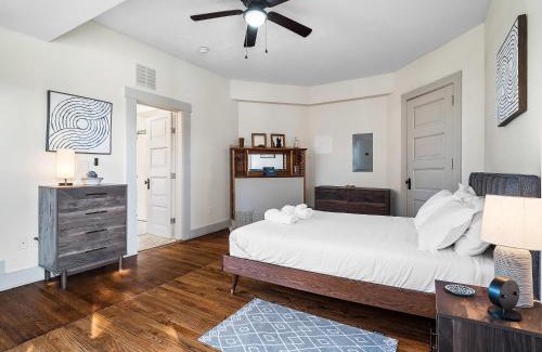 Hough Apartamento | Carriage Manor - Sun Soaked 1BR - Close to CCF