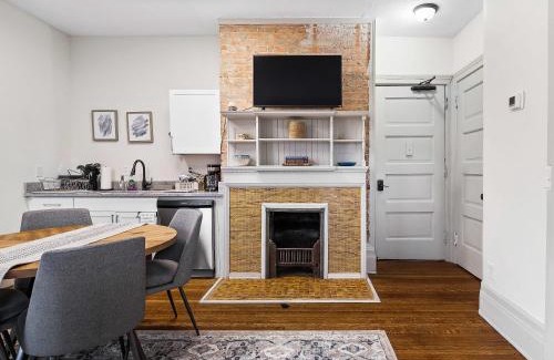 Hough Apartamento | Carriage Manor - Sun Soaked 1BR - Close to CCF