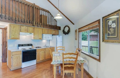 Ellijay Cabina | Carters Lake, Lakeside Cabin #9, includes free boat slip at the Marina