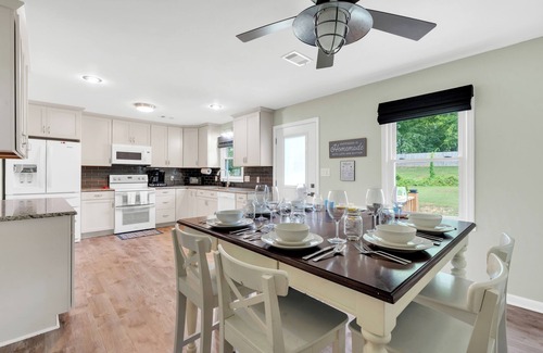 Cartersville Casa | Cartersville Colonial Family-Friendly Retreat with Spacious Yard