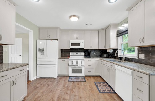 Cartersville Casa | Cartersville Colonial Family-Friendly Retreat with Spacious Yard