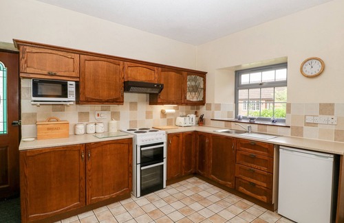 Lympsham Cabaña | CARTHOUSE, pet friendly, character holiday cottage in Brean