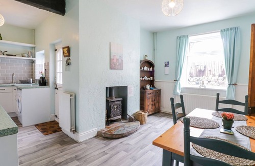 Llysfaen Cabaña | CARTREF MELUS, admite mascotas, con chimenea en Old Colwyn, Ref 991236