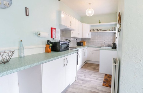 Llysfaen Cabaña | CARTREF MELUS, admite mascotas, con chimenea en Old Colwyn, Ref 991236