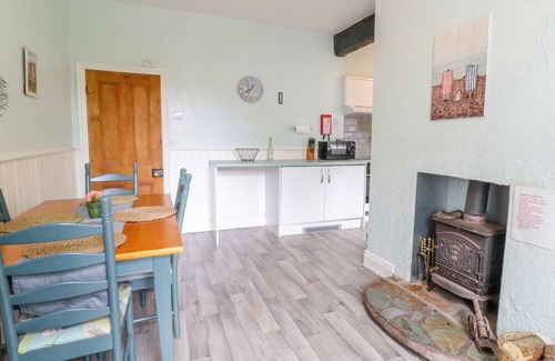 Llysfaen Cabaña | CARTREF MELUS, admite mascotas, con chimenea en Old Colwyn, Ref 991236
