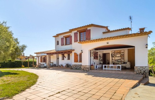 Can Carbonell Casa | Casa Carbonell – Casa bonita con piscina y jardín