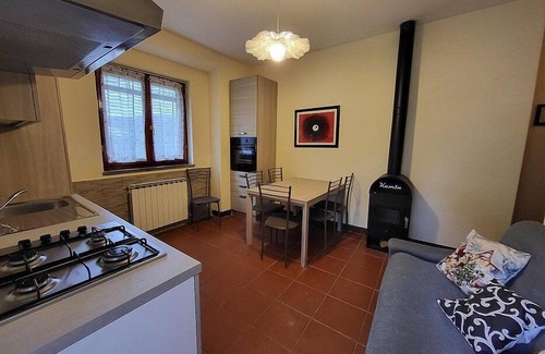 Monte Santa Maria Tiberina Casa | Casa Brina F: A characteristic and welcoming apartment that is part of an ancient country house surrounded by the greenery, with Free WI-FI.