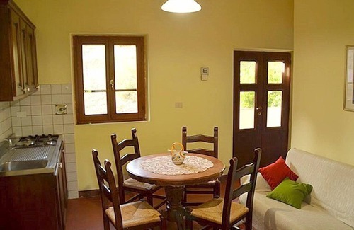 Monte Santa Maria Tiberina Casa | Casa Brina I: A characteristic and welcoming apartment that is part of an ancient country house surrounded by the greenery, with Free WI-FI.