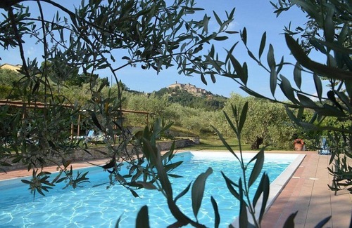 Monte Santa Maria Tiberina Casa | Casa Brina I: A characteristic and welcoming apartment that is part of an ancient country house surrounded by the greenery, with Free WI-FI.