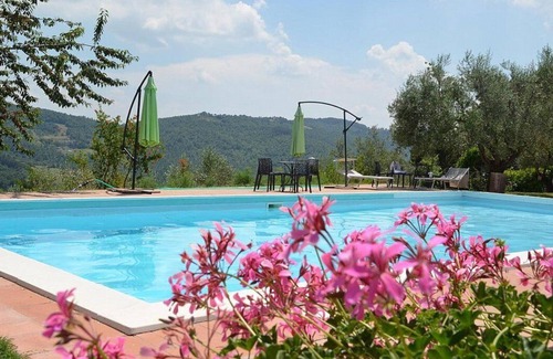 Monte Santa Maria Tiberina Casa | Casa Brina I: A characteristic and welcoming apartment that is part of an ancient country house surrounded by the greenery, with Free WI-FI.