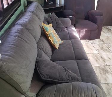 Cambara do Sul Casa | Casa a 300m da Praça, Completa, Wi-Fi, 130m quadrados, 4 Camas de Casal, 4 Quartos, Até 11 Pessoas, Quintal com Vasta Área Verde, Varanda nos Fundos, Garagem Coberta 1 Carro, Estacionamento Interno 2 Carros, Churrasqueira, Fogão a Lenha