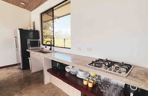 El Tanque Casa | Casa abierta con vista al volcán y piscina privada
