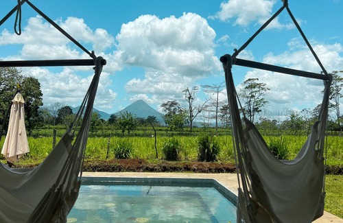 El Tanque Casa | Casa abierta con vista al volcán y piscina privada