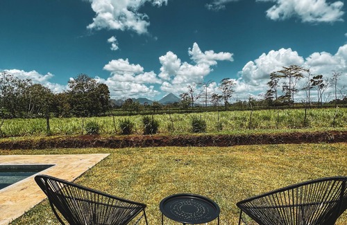 El Tanque Casa | Casa abierta con vista al volcán y piscina privada