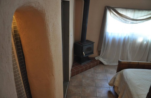 Canoncito Cabaña | Auténtico Adobe, jardines, jacuzzi: perfecto para familias