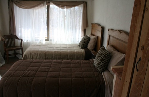Canoncito Cabaña | Auténtico Adobe, jardines, jacuzzi: perfecto para familias