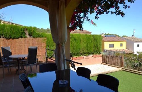 Torroella de Montgri Casa | Casa acogedora con jardín y piscina en zona tranquila cerca de la playa en L'Estartit - ES-323-16