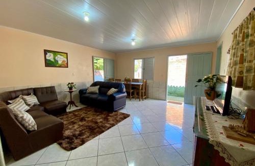 Vila Nova Casa | Casa acolhedora ideal para famílias, com Wi-Fi rápido, cozinha exclusiva e equipada, varanda com churrasqueira - A apenas 1 km da praia do bairro e 5 km da charmosa Praia da Vila
