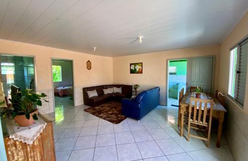 Vila Nova Casa | Casa acolhedora ideal para famílias, com Wi-Fi rápido, cozinha exclusiva e equipada, varanda com churrasqueira - A apenas 1 km da praia do bairro e 5 km da charmosa Praia da Vila