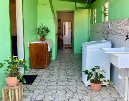 Vila Nova Casa | Casa acolhedora ideal para famílias, com Wi-Fi rápido, cozinha exclusiva e equipada, varanda com churrasqueira - A apenas 1 km da praia do bairro e 5 km da charmosa Praia da Vila