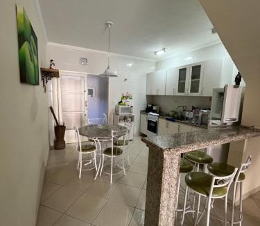 Jardim California Casa | Casa aconchegante com ar condicionado para família em condomínio