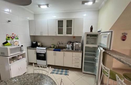 Jardim California Casa | Casa aconchegante com ar condicionado para família em condomínio