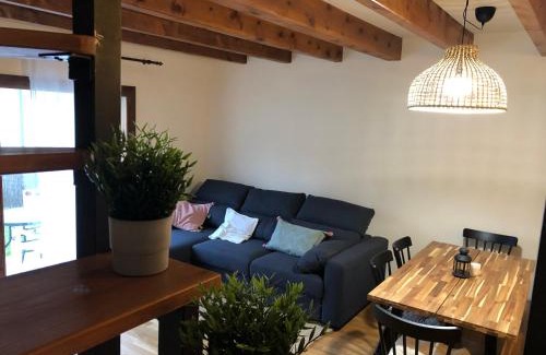 Villanua Casa | Casa adosada familiar con jardín y piscina