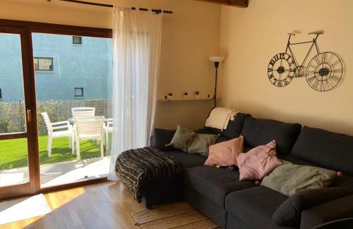 Villanua Casa | Casa adosada familiar con jardín y piscina