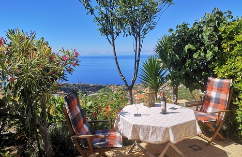 Canhas Apartamento | Casa Albatros: ofrece vistas al mar de 180 grados con jardín privado y entrada y WiFi