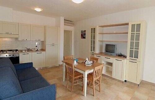 Puntone Casa | Casa Aliade A: Un acogedor apartamento que forma parte de una villa rodeada de vegetación.