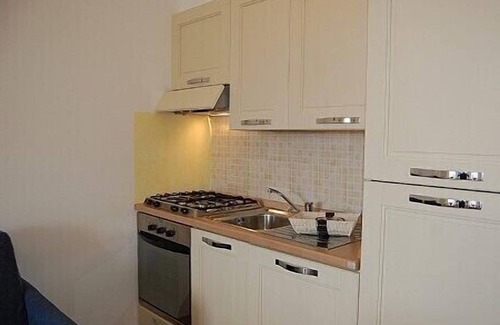 Puntone Casa | Casa Aliade A: Un acogedor apartamento que forma parte de una villa rodeada de vegetación.
