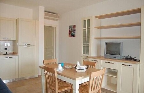 Puntone Casa | Casa Aliade A: Un acogedor apartamento que forma parte de una villa rodeada de vegetación.