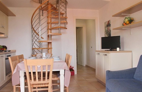 Puntone Casa | Casa Aliade E: un acogedor apartamento que forma parte de una villa rodeada de vegetación.