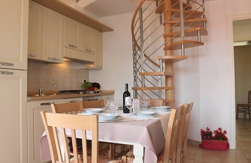 Puntone Casa | Casa Aliade E: un acogedor apartamento que forma parte de una villa rodeada de vegetación.