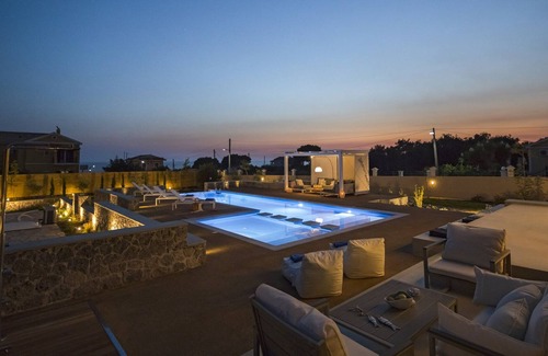 Agios Matthaios Villa | Villa de lujo Casa Alta Mare junto al mar con piscina privada climatizada en Corfú