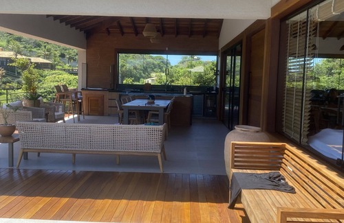 Brava Casa | Casa Alto Padrão a 100 Metros da Praia Brava