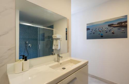 Camara de Lobos Apartamento | Casa Amarela Apartments - by Casas na Ilha