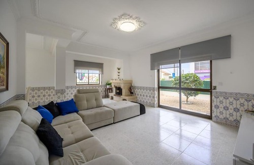 Charneca de Caparica e Sobreda Casa | CASA AMARELA