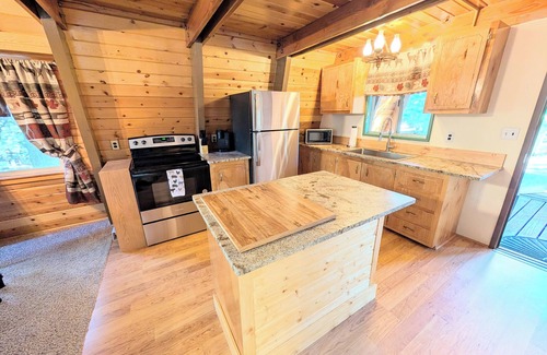 Meadow View Heights Cabina | Casa Amigos Cabin – Family-Friendly Retreat with Loft, Fire Pit & Nature Views