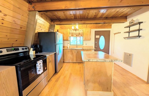 Meadow View Heights Cabina | Casa Amigos Cabin – Family-Friendly Retreat with Loft, Fire Pit & Nature Views