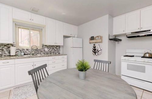 Little Italy Apartamento | Casa Amore -2BR- FREE Driveway parking for 3 cars