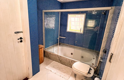 Vila Velha Casa | Casa Ampla com Praia Privativa, Área Verde, Deck, Churrasqueira e Forno de Pizza