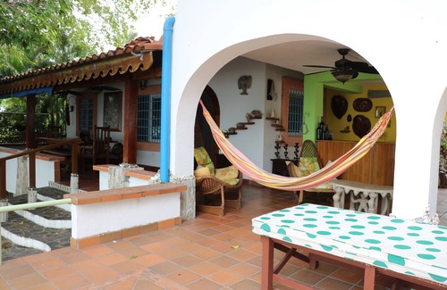 El Palmar Casa | casa amplia con acceso directo a playa semi privada con arboles y vegetación.