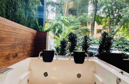 El Tesoro Casa | Casa Amsterdam with Jacuzzi in Poblado Medellín