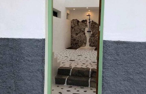 La Santa Apartamento | CASA ANCLADA-PLOMO Frente al mar-solarium-barbacoa