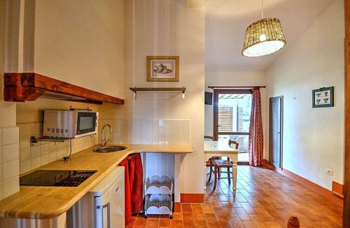 Marina di Castagneto Carducci Casa | Casa Aneto A: Un acogedor apartamento rodeado de vegetación.
