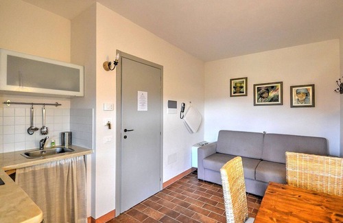 Marina di Castagneto Carducci Casa | Casa Aneto B: Un acogedor apartamento rodeado de vegetación.