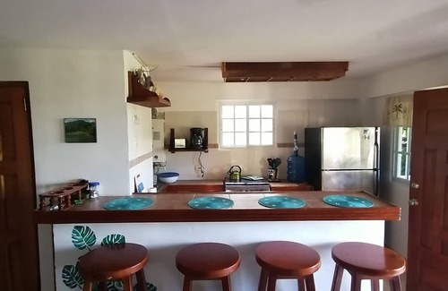 Colon Casa | Casa Anzuelo es una casa frente al mar que se trata del agua y la naturaleza.